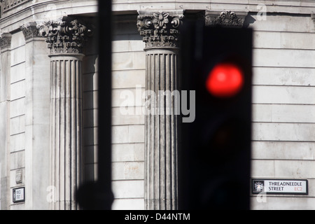 Arresto Rosso semaforo e pilastri con la City di Londra segno per Threadneedle Street CE2 alla stazione della metropolitana di Bank nel cuore della capitale del distretto finanziario. Foto Stock