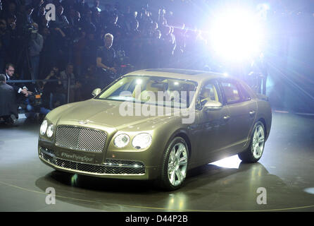 La nuova Bentley Flying Spur è presentato in occasione di una mostra del gruppo Volkswagen la sera prima della prima giornata della stampa dell'ottantatreesimo International Motor Show di Ginevra a Ginevra, Svizzera, 04 marzo 2013. Foto: Uli Deck Foto Stock