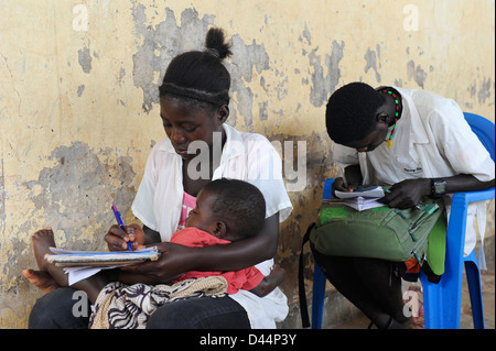 ANGOLA, Kwanza Sul, i bambini a scuola nel villaggio di Sao Pedro, la giovane madre con bambino Foto Stock