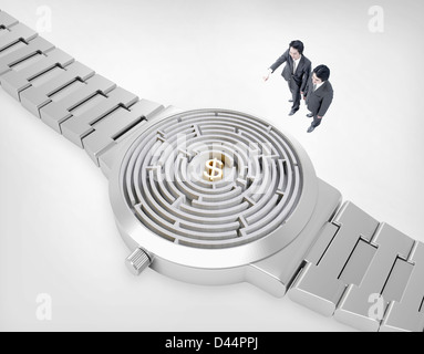 Imprenditori guardando un orologio che assomiglia a un labirinto Foto Stock