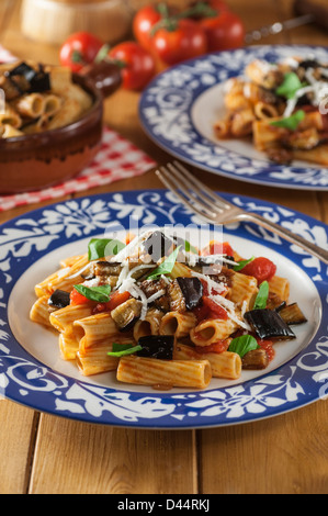 Tortiglioni alla Norma melanzana e un piatto di pasta in Sicilia Foto Stock