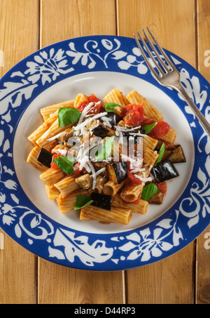 Tortiglioni alla Norma melanzana e un piatto di pasta in Sicilia Foto Stock