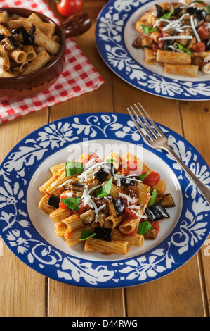 Tortiglioni alla Norma melanzana e un piatto di pasta in Sicilia Foto Stock