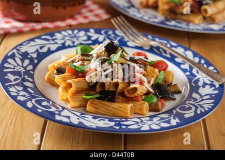 Tortiglioni alla Norma melanzana e un piatto di pasta in Sicilia Foto Stock