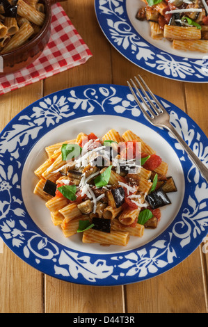 Tortiglioni alla Norma melanzana e un piatto di pasta in Sicilia Foto Stock