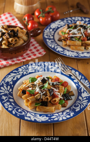 Tortiglioni alla Norma melanzana e un piatto di pasta in Sicilia Foto Stock