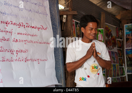 Hoon Prum Kom … villaggio nella provincia di Battambang Kaeht Rim - Leader del gruppo giovani (T-shirt bianco con grandi punti) Foto Stock