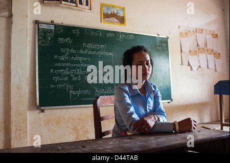 Hoon Prum Kom … villaggio nella provincia di Battambang Khumo Mala - vice leader, giovane ragazza in maglietta blu Foto Stock