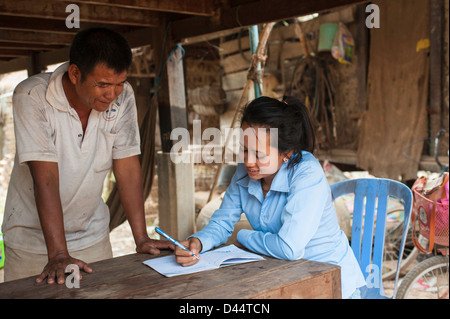 Hoon Prum Kom … villaggio nella provincia di Battambang Khumo Mala - vice leader, giovane ragazza in maglietta blu Foto Stock