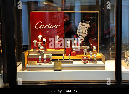 Cartier guardare il display in costosi jewelers shop dell'area di corsie di Brighton Regno Unito Foto Stock