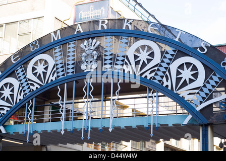 Il segno dei mercati & ponte pedonale inarcamento rispetto a Exchange Street, Castlegate mercato, Waingate Street, Sheffield REGNO UNITO Foto Stock