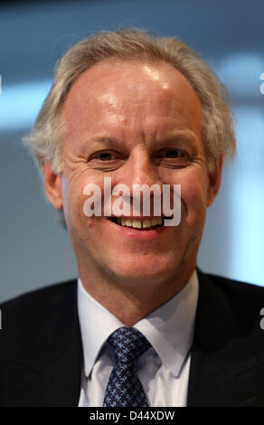 Membro del consiglio di amministrazione della società di corriere Deutschen Post DHL, Roger Crook, è raffigurato in un briefing con la stampa sui risultati annuali a Bonn, Germania, 05 marzo 2013. Foto: OLIVER BERG Foto Stock