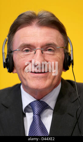 Membro del consiglio di amministrazione della società di corriere Deutschen Post DHL, Ken Allen, è raffigurato in un briefing con la stampa sui risultati annuali a Bonn, Germania, 05 marzo 2013. Commercio via internet e una fiorente attività di DHL in Asia ha creato un avanzo di quasi 1,7 miliardi di euro per la Deutsche Post. Foto: OLIVER BERG Foto Stock