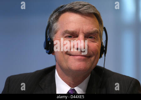 Membro del consiglio di amministrazione della società di corriere Deutschen Post DHL, Bruce Edwards, è raffigurato in un briefing con la stampa sui risultati annuali a Bonn, Germania, 05 marzo 2013. Commercio via internet e una fiorente attività di DHL in Asia ha creato un avanzo di quasi 1,7 miliardi di euro per la Deutsche Post. Foto: OLIVER BERG Foto Stock