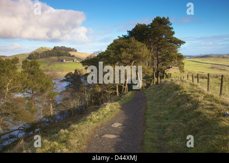 Banca a caldo dalla parte superiore del Highshield balze e roccioso Lough, il vallo di Adriano Northumberland England Regno Unito Gran Bretagna Foto Stock