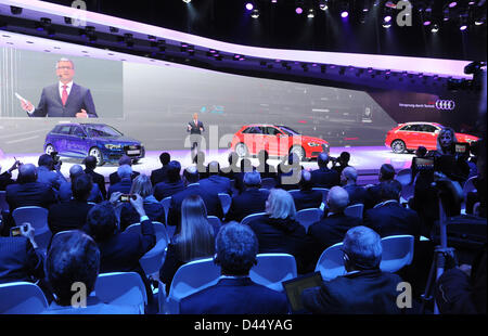 Il presidente del consiglio di amministrazione di un produttore di automobili Audi, Rupert Stadler, Audi presenta il nuovo A3 Sportback g-tron (L-R, A3 Sportback e-tron e la nuova Audi RS Q3 modelli di auto durante la prima giornata della stampa al 83th Motor Show di Ginevra a Ginevra, Svizzera, 5 marzo 2013. Foto: Uli Deck Foto Stock