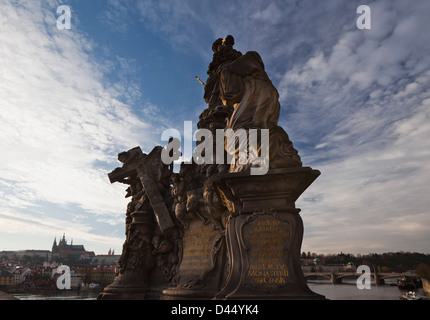 La Madonna e san Bernardo statua, Charles Bridge, Praga, Repubblica Ceca Foto Stock