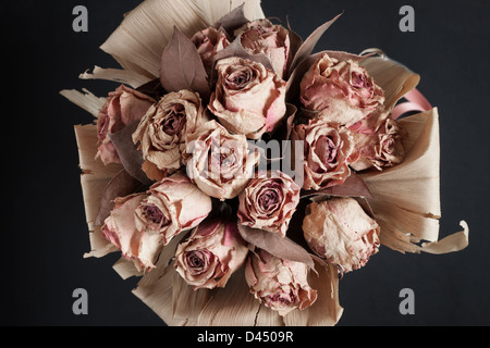 Vista dall'alto di un mazzo di fiori a secco sulla superficie nera Foto Stock