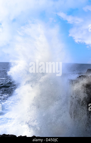 Scogliere e la fascia costiera del burren nella contea di Clare Irlanda con gigantesche onde che si infrangono sulle rocce Foto Stock