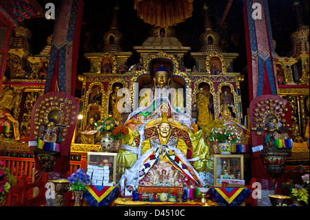 Cappella Dorata con le statue del Dalai Lama e il Buddha, monastero di Drepung, Lhasa, in Tibet Foto Stock