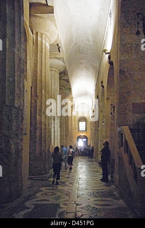 Il V secolo A.C. le colonne del tempio di Athena attualmente il supporto del 640 D.C. cattedrale cristiana in provincia di Siracusa Foto Stock