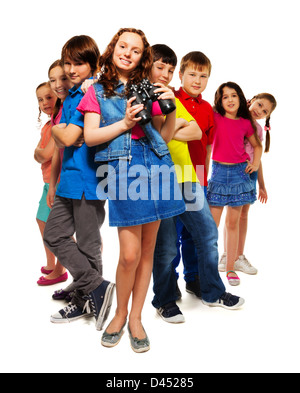 Grande gruppo di bambini con la ragazza con il binocolo Foto Stock