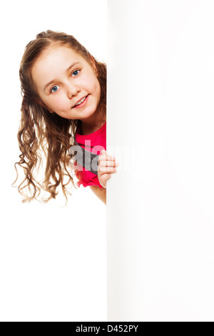 Close-up di bella ragazza caucasica guardando da dietro il cartello bianco, isolato su bianco Foto Stock