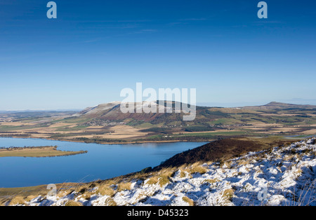 Guardando sopra Loch Leven da Benarty Hill, Fife Scozia. Foto Stock