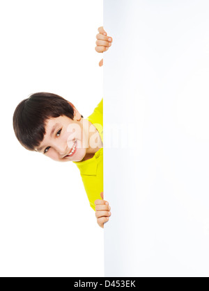 Close-up di bello ragazzo caucasico guardando da dietro il cartello bianco, isolato su bianco Foto Stock