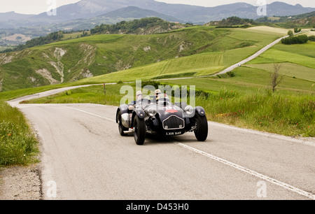 Racing car guida attraverso colline, la Mille Miglia la vettura da gara, Italia, 2008 Foto Stock