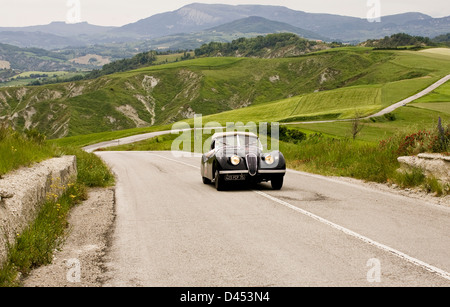 Racing car guida attraverso colline, la Mille Miglia la vettura da gara, Italia, 2008 Foto Stock