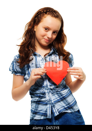 Felice teen ragazza con cuore rosso simbolo fatta di carta che esprimono amore e affetto, in piedi isolato su whtie Foto Stock