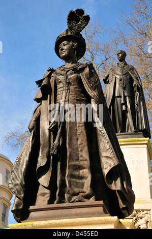 Londra, Inghilterra, Regno Unito. Memorial (2009) alla regina Elisabetta Regina Madre, nel centro commerciale. Statua di George VI (il marito) dietro Foto Stock