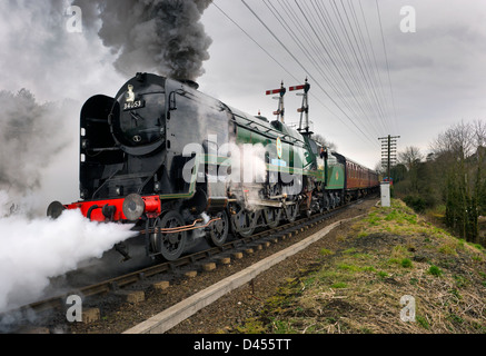 Battaglia di Bretagna locomotiva classe 'Sir Keith Park' prende un treno fuori di Bridgnorth in Severn Valley Railway, Shropshire. Foto Stock