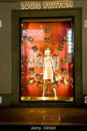 Womens designer di moda di lusso illuminato visualizzazione finestra di Louis Vuitton di Via Montenapoleone Milano Lombardia Italia Europa Foto Stock