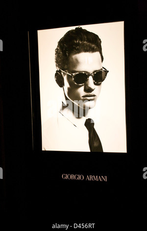Giorgio Armani mens moda display illuminato pubblicità milano lombardia italia Europa Foto Stock