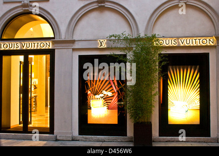 Louis Vuitton designer di lusso di marca display illuminato windows storefront milano lombardia italia Europa Foto Stock