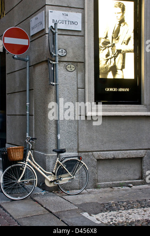 Giorgio Armani stilista lusso store shop pubblicità e bicicletta con cesto in vimini milano lombardia italia Europa Foto Stock