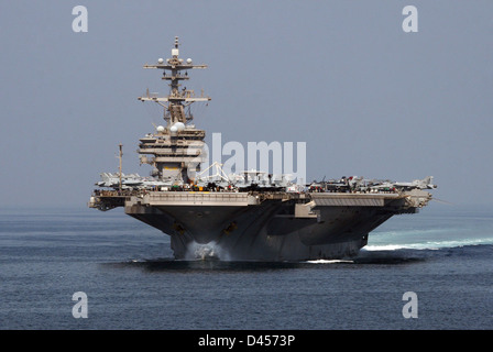 USS George H.W. Bush transiti attraverso lo Stretto di Hormuz. Foto Stock