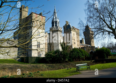 Il Castello di Cardiff da Bute Park, Cardiff, Galles del Sud, Regno Unito. Foto Stock