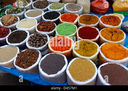 Spezie Indiane in vendita presso il mercato del venerdì a Mapusa, Goa, India Foto Stock