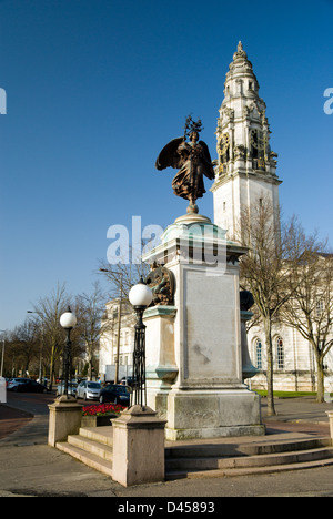 Municipio di Cardiff di clock tower e South African War Memorial cathays park cardiff Foto Stock