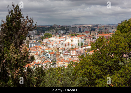 Lisboa vista sulla città da Castelo de Sao Jorge. Il Portogallo. Europa Foto Stock