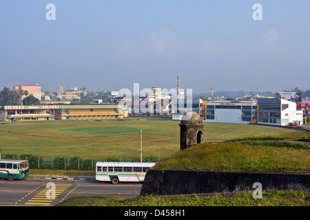 GALLE INTERNATIONAL CRICKET GROUND NEAR FORT GALLE SRI LANKA CON UN FORT RAMPART IN PRIMO PIANO Foto Stock