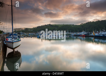 Villaggio Kingswear e barche un galleggiante sul fiume Dart estuario in Dartmouth, Devon, Inghilterra, Regno Unito, Europa Foto Stock