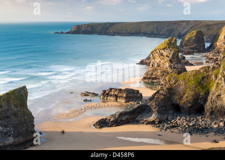 Una vista in direzione di Bedruthan Steps in North Cornwall. Foto Stock