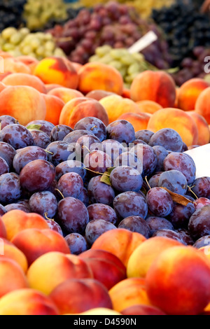 Cumulo di fresche biologiche di pesche e prugne Damson in un bagno turco Street Market Foto Stock