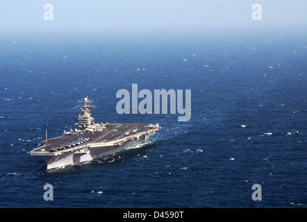 La USS Abraham Lincoln naviga attraverso il Mar Arabico, conducendo operazioni e mantenendo la presenza nella regione. Foto Stock