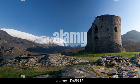 Il castello di Dolbadarn nella neve vicino a Llanberis Gwynedd Snowdonia National Park North Wales UK Foto Stock