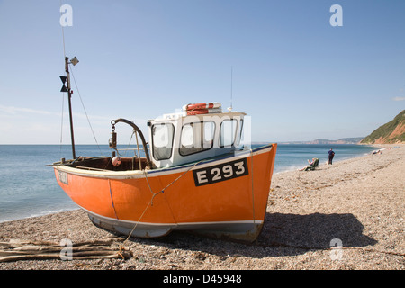 Una barca da pesca sulla spiaggia di Branscombe, Devon, Regno Unito. Foto Stock